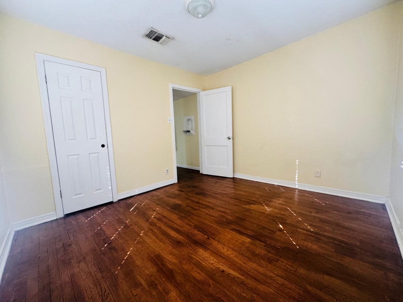 Building Photo - 1405 Hassell St