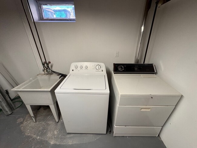 Building Photo - AVAILABLE NOW! Gorgeous, Newly Renovated 5 Bedroom, 2 Bathroom Single Family Home w/Huge Fenced I...