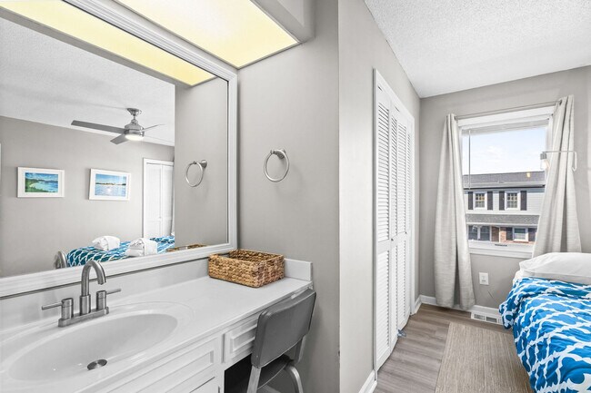 Building Photo - 405 13th Ave S