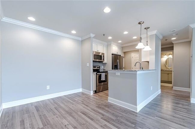 Building Photo - 300 Johnson Ferry Rd