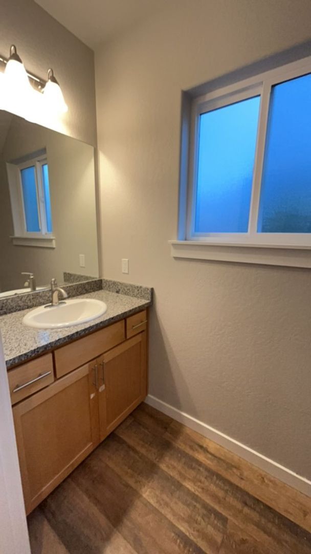 Building Photo - 3 Bedroom 2.5 Bath with Attached Garage