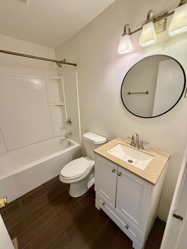 Building Photo - 2 BR 1 Bath Duplex with convenient airport...