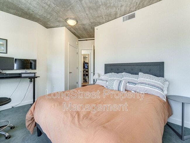 Building Photo - 1926 W Burnside St