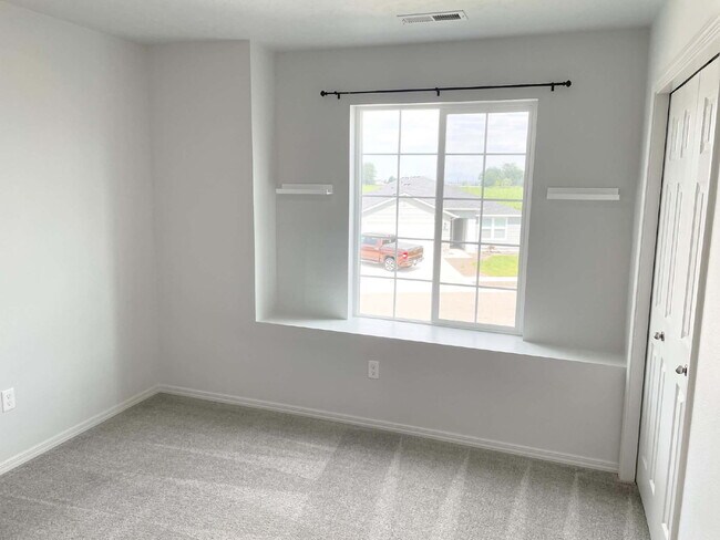 Building Photo - "Charming 3-Bed Oasis on East Drouillard Street with 2.5 Baths and 1470 Sq Ft in Nampa!"