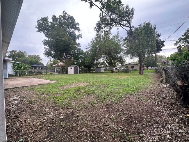 Building Photo - 1908 E Mimosa Ave