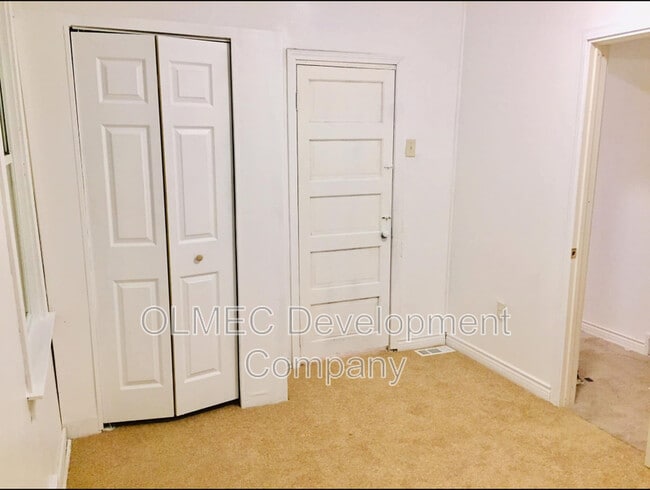 Building Photo - 817 Anaheim St