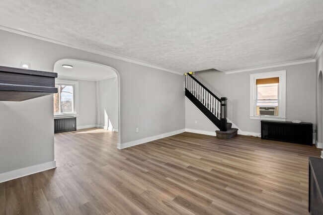 Building Photo - Beautiful 3 Bedroom House in Carrick Available May 1!