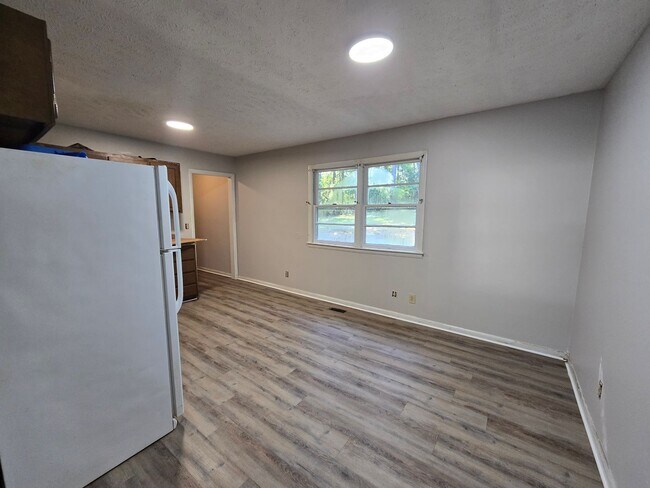 Building Photo - 745 Rustland Dr