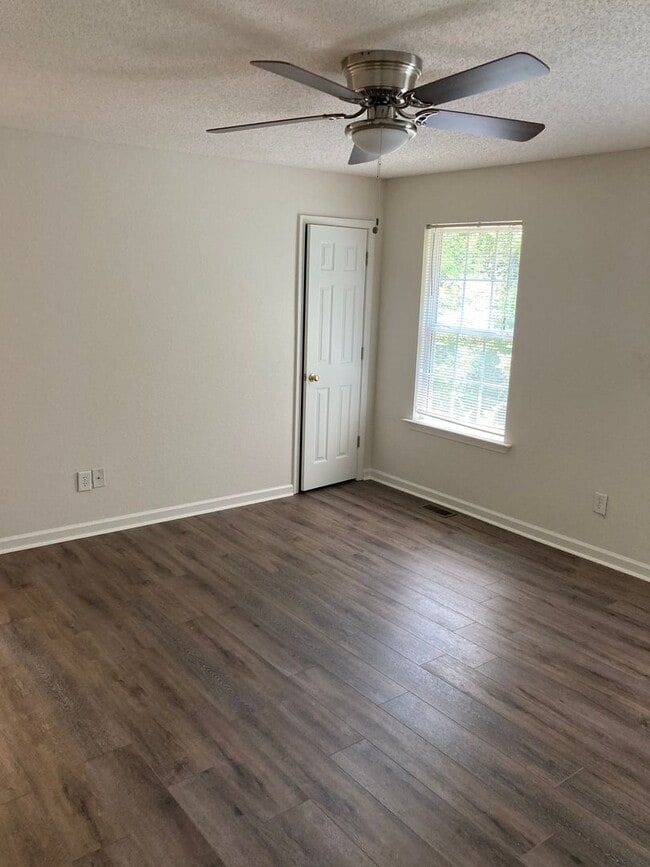 Building Photo - Updated 3/2.5 Townhouse in Armuchee- $1,350