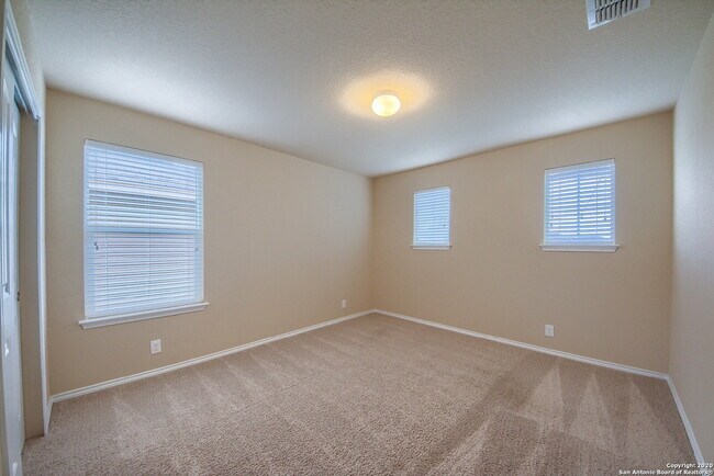 Building Photo - SPACIOUS 4-BEDROOM WITH WATER PARK AMENITIES!!