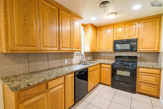 Building Photo - 4004 Hooper Dr