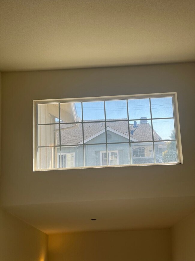 Building Photo - 3 bedroom 2.5 bath town home with large bo...