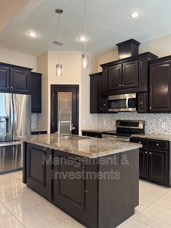 Building Photo - 711 N Abbott Ave