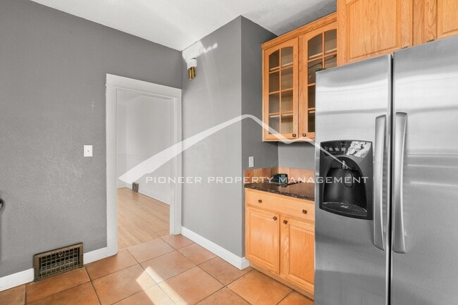 Building Photo - Beautiful Home with Washer/Dryer and Fenced Yard