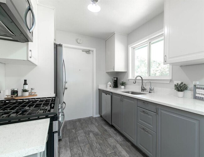 Building Photo - 1515 Glenmeadows Dr