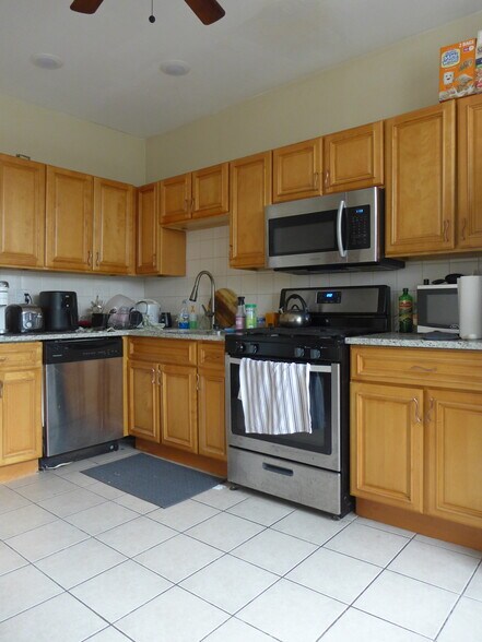 Building Photo - 828 Parker St