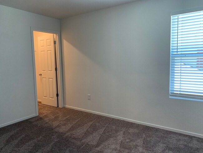 Building Photo - 4 bedroom Townhome