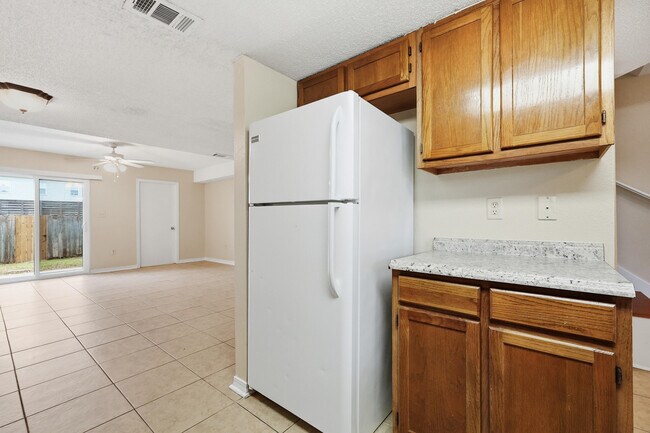 Building Photo - 1807 Whispering Oaks Ln