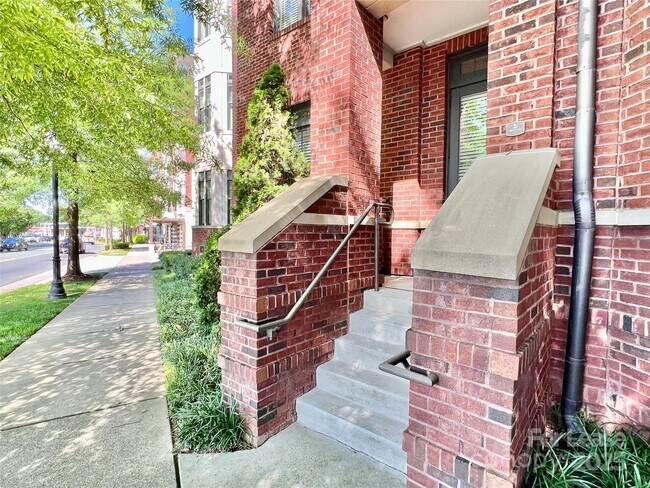 Building Photo - 2810 Selwyn Ave
