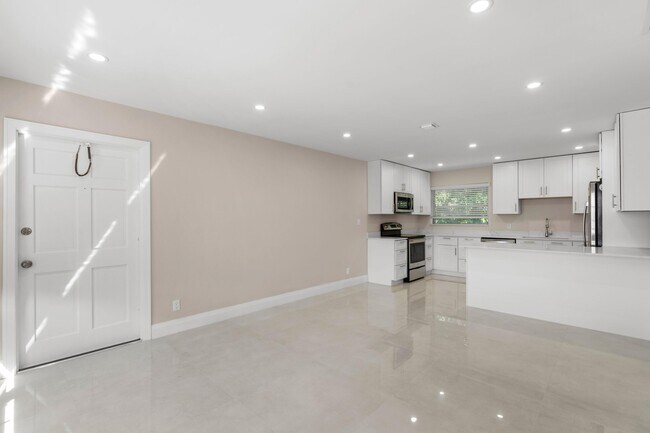 Building Photo - 301 SE 12th Ave