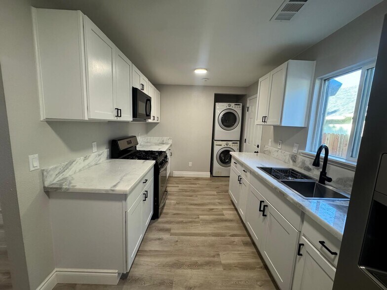 Building Photo - 546 Santiago Ave