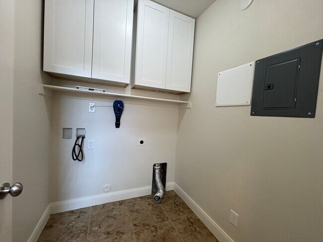 Building Photo - SPACIOUS HOME FOR RENT!