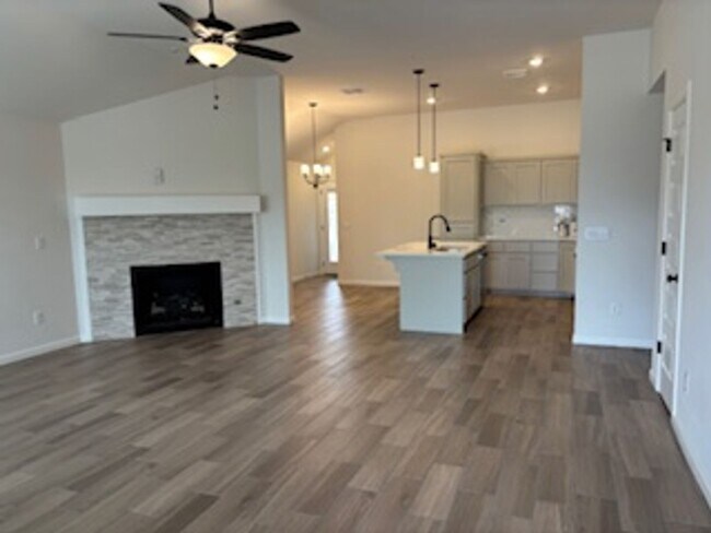 Building Photo - New Home! 1st month free!