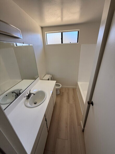 Building Photo - 14942 Burbank Blvd