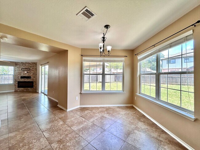 Building Photo - Spacious 4/BR 2.5/BA Home with Large Fence...
