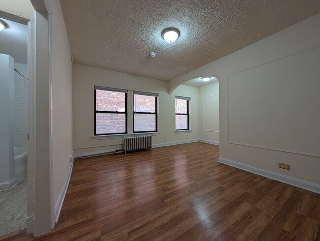 Building Photo - 5417 N Kenmore Ave