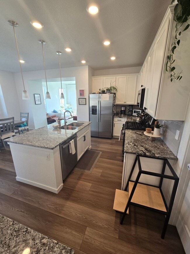 Building Photo - Spacious 4B/3B Available Early April!