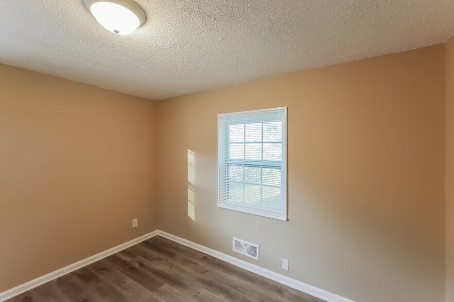 Building Photo - 9601 Red Ln Dr