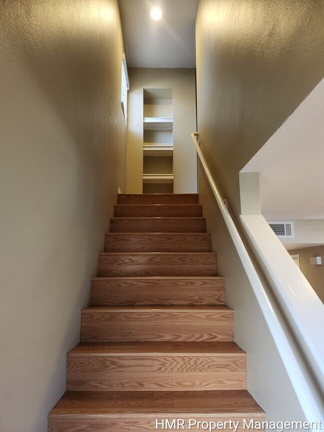 Building Photo - Spacious Town House