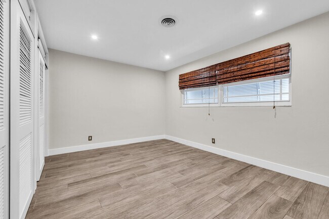 Building Photo - 921 SE 15th Ct