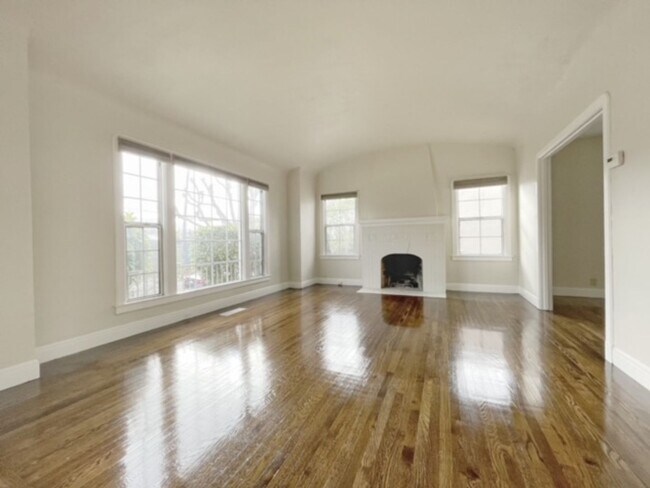 Building Photo - 3Bedrooms 2Baths In a Quiet Area W/Detached Garage/Hook Ups