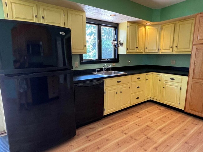 Building Photo - "Charming 3-Bed, 2-Bath Gem on Pearl Street – Your Ideal Bangor Retreat!"