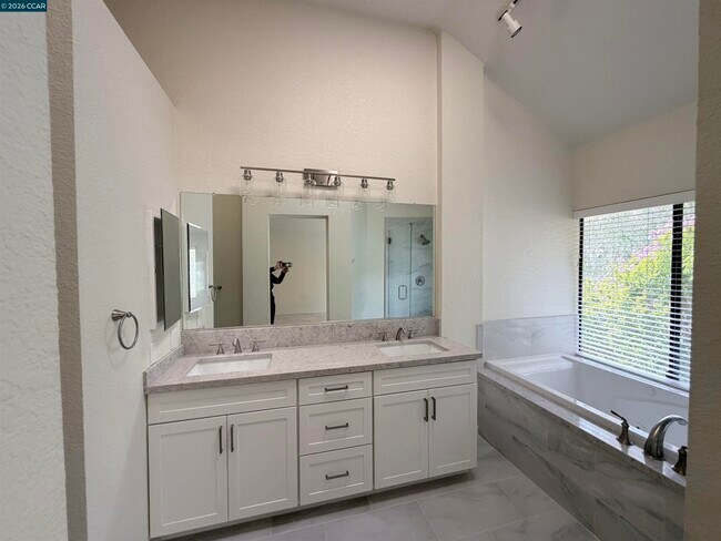 Building Photo - 801 Lakemont Pl