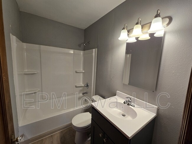 Building Photo - 401 Charles St