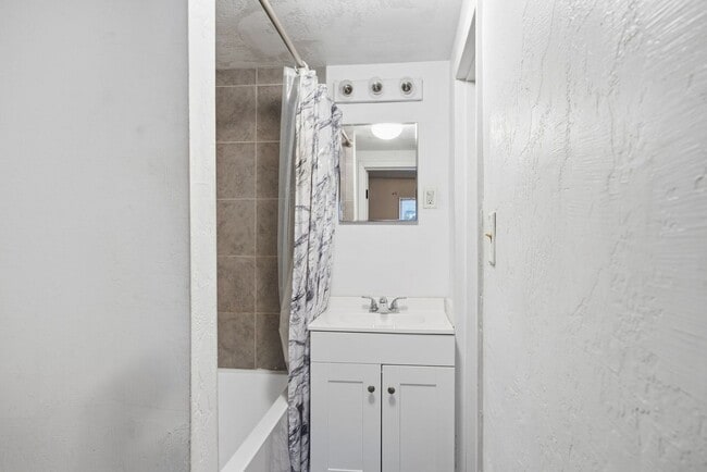 Building Photo - Charming 3-Bedroom Pittsburgh Home with Spacious Yard and Classic Porch