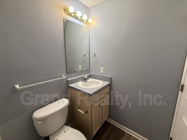 Building Photo - 1015 Peakview Dr