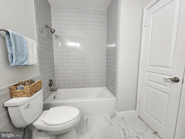 Building Photo - 2204 Westcourt Ln