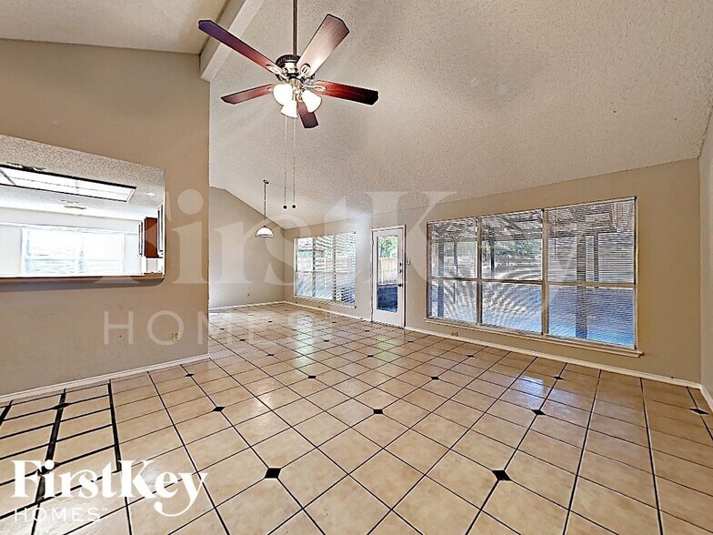 Building Photo - 4949 Oak Hollow Dr