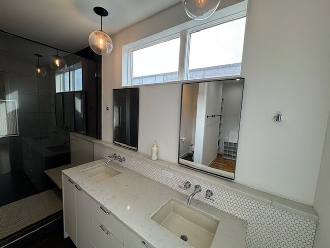 Building Photo - $500 off September! Call for details.