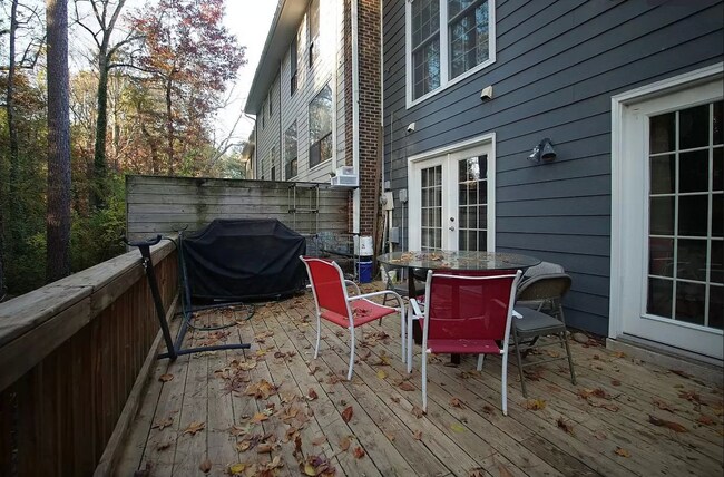 Building Photo - 5985 Dixon Dr