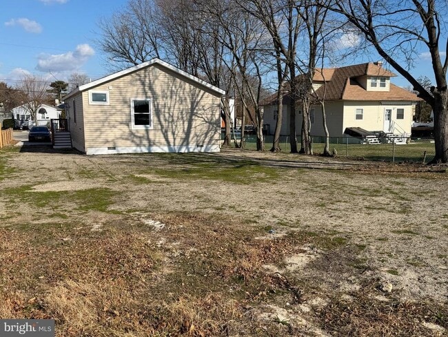 Building Photo - 15 W Floral Ave