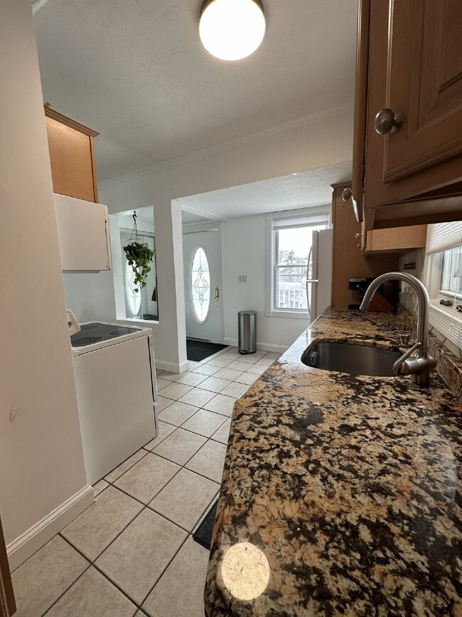 Building Photo - Luxurious 2 Bed, 2 Bath Rental on Lake Qui...