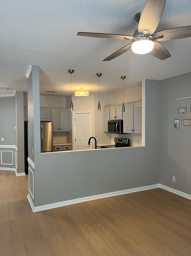 Building Photo - Available now! Spacious 3-bedroom, 2.5 bath townhome in Georgetown