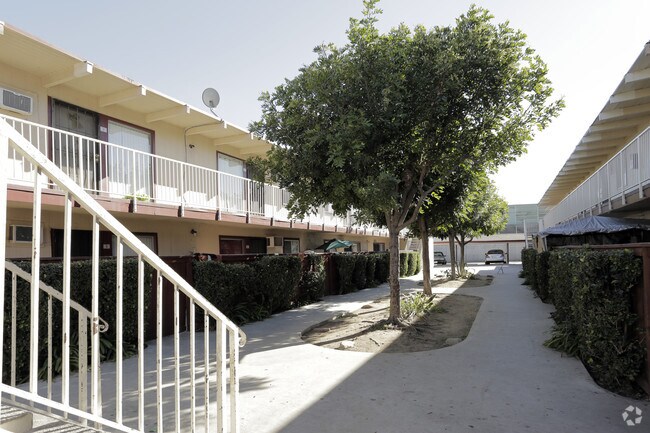 1200 E 52nd St - 2 bed/1 bath in Beautiful Long Beach!