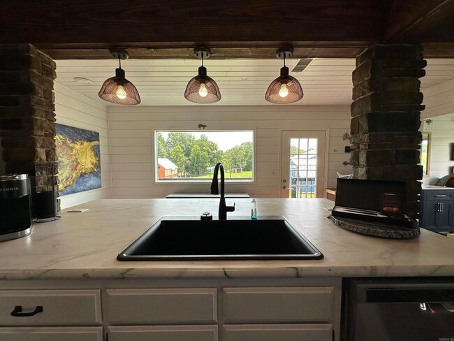 Building Photo - 896 Vaughn Rd