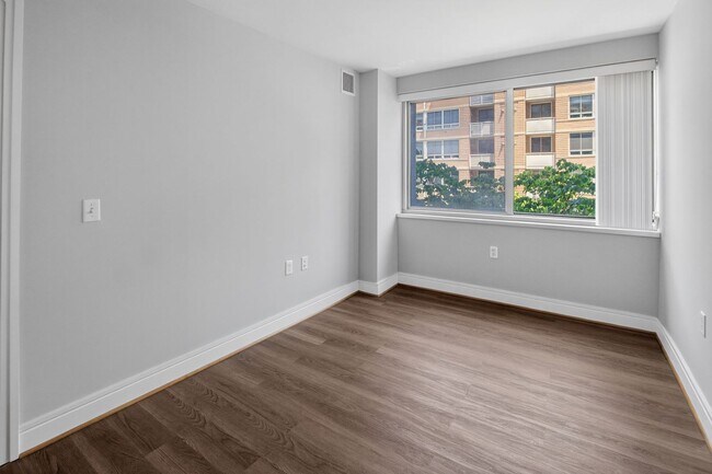 Building Photo - Short Walk to the Wharf! - Professionally Managed  and Spacious 1BR With Monument Views